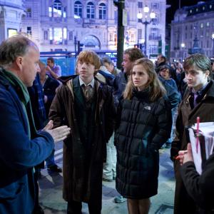 Still of Rupert Grint, Daniel Radcliffe, Emma Watson and David Yates in Haris Poteris ir mirties relikvijos. 1 dalis (2010)