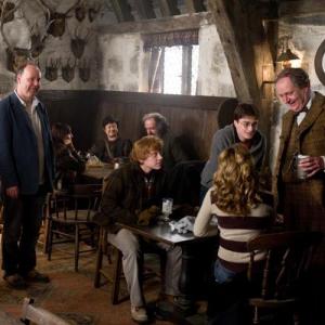 Still of Jim Broadbent Rupert Grint Daniel Radcliffe and David Yates in Haris Poteris ir netikras princas 2009