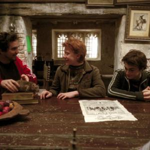 Alfonso Cuarn Rupert Grint and Daniel Radcliffe in Haris Poteris ir Azkabano kalinys 2004