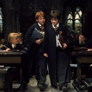 Still of Tom Felton Rupert Grint Daniel Radcliffe and Jamie Waylett in Haris Poteris ir isminties akmuo 2001