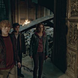 Still of Rupert Grint, Daniel Radcliffe and Emma Watson in Haris Poteris ir mirties relikvijos. 2 dalis (2011)