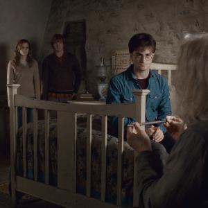 Still of John Hurt, Rupert Grint, Daniel Radcliffe and Emma Watson in Haris Poteris ir mirties relikvijos. 2 dalis (2011)