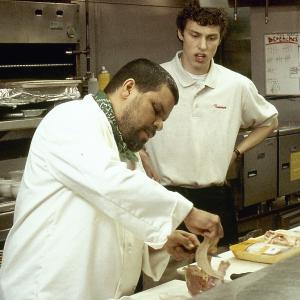Still of John Francis Daley and Luis Guzmn in Waiting 2005