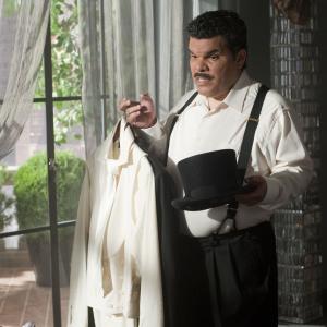 Still of Luis Guzmán in Arthur (2011)