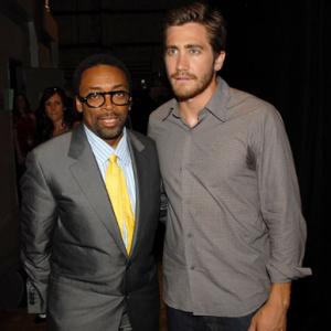 Spike Lee and Jake Gyllenhaal at event of 2006 MTV Movie Awards (2006)