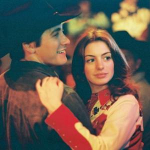 Still of Anne Hathaway and Jake Gyllenhaal in Kuprotas kalnas (2005)