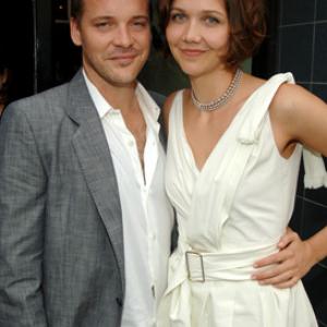 Maggie Gyllenhaal and Peter Sarsgaard at event of Happy Endings 2005