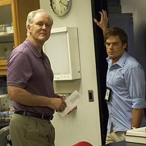 Still of John Lithgow and Michael C. Hall in Deksteris (2006)