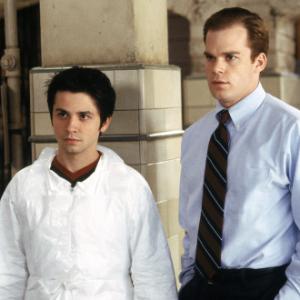 Still of Freddy Rodríguez and Michael C. Hall in Sesios pedos po zeme (2001)