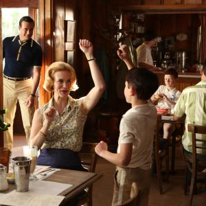 Still of January Jones, Jon Hamm and Mason Vale Cotton in MAD MEN. Reklamos vilkai (2007)