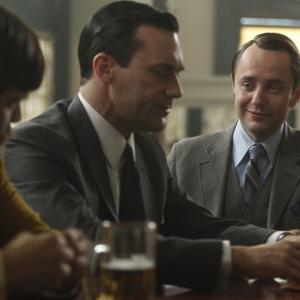 Still of Jon Hamm and Vincent Kartheiser in MAD MEN Reklamos vilkai 2007