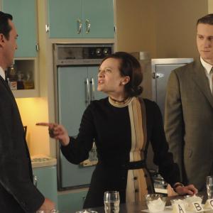 Still of Elisabeth Moss, Jon Hamm and Aaron Staton in MAD MEN. Reklamos vilkai (2007)