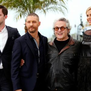Charlize Theron, George Miller, Tom Hardy and Nicholas Hoult at event of Paseles Maksas: ituzio kelias (2015)