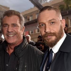 Mel Gibson and Tom Hardy at event of Paseles Maksas ituzio kelias 2015