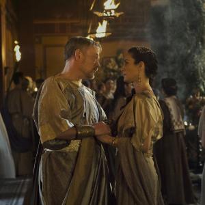 Still of Carrie-Anne Moss and Jared Harris in Pompeja (2014)