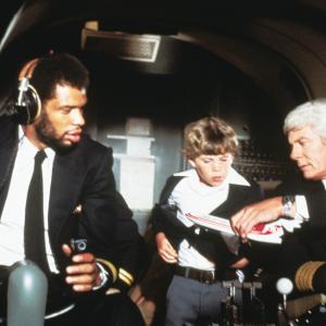 Still of Kareem AbdulJabbar Peter Graves and Rossie Harris in Airplane! 1980