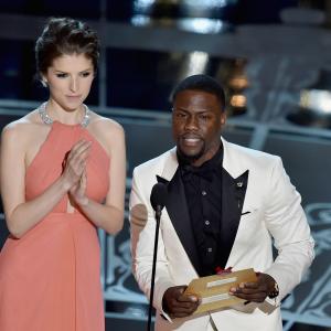 Kevin Hart and Anna Kendrick at event of The Oscars 2015