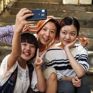 Still of Hie-ae Kim, Ah-sung Ko and Hyang-gi Kim in U-a-han Geo-jit-mal (2013)
