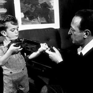 Jascha Heifetz teaching his 4 year old son how to play the violin, 1953.