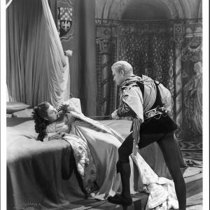 Still of Laurence Olivier and Eileen Herlie in Hamlet 1948