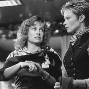 Still of Lauren Holly and Catherine Hicks in Turbulence (1997)