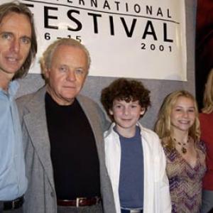Anthony Hopkins, Hope Davis and Scott Hicks at event of Hearts in Atlantis (2001)