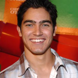 Tyler Hoechlin at event of Surviving Christmas 2004