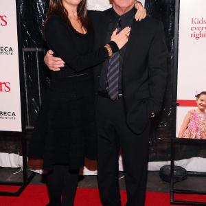 Dustin Hoffman and Lisa Hoffman at event of Paskutinis tevu isbandymas Mazieji Fakeriai 2010