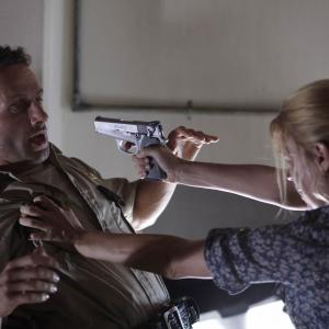 Still of Laurie Holden and Andrew Lincoln in Vaiksciojantys negyveliai (2010)