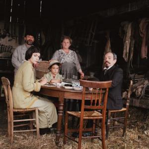 In the background: Dominique Pinon (Sylvain), and Chantal Neuwirth (Bénédicte). In the foreground: Audrey Tautou (Mathilde), Anaïs Durand (Hélène Pire) and Ticky Holgado (Germain Pire).