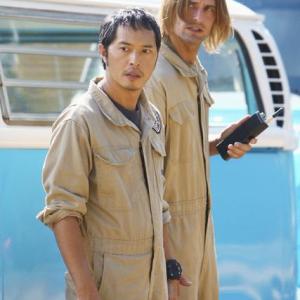 Still of Josh Holloway and Ken Leung in Dinge 2004
