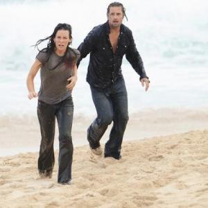 Still of Josh Holloway and Evangeline Lilly in Dinge 2004