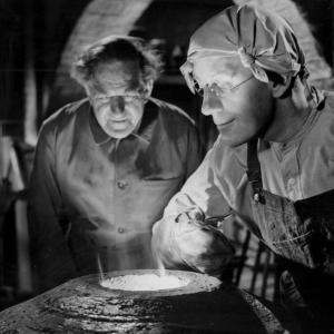 Still of Alec Guinness and Stanley Holloway in The Lavender Hill Mob 1951