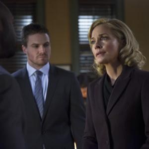 Still of Adrian Holmes Susanna Thompson and Stephen Amell in Strele 2012