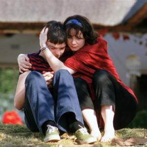 Still of Emily Watson and Nicholas Hoult in WahWah 2005