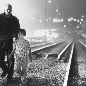Still of Bruce Willis and Miko Hughes in Merkurijaus kodas (1998)