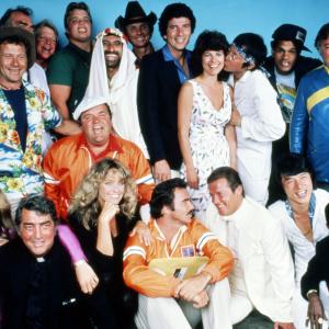 Still of Adrienne Barbeau, Jackie Chan, Farrah Fawcett, Roger Moore, Burt Reynolds, Dom DeLuise, Jack Elam, Dean Martin, Sammy Davis Jr., Rick Aviles, Warren Berlinger, Tara Buckman, Bert Convy, Jamie Farr, Michael Hui, Joe Klecko, Hal Needham, Mel Tillis and Alfie Wise in The Cannonball Run (1981)