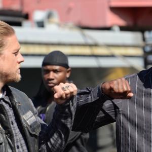 Still of Charlie Hunnam and Mo McRae in Sons of Anarchy 2008