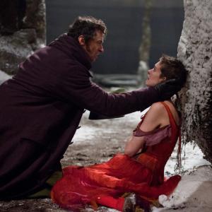 Still of Anne Hathaway and Hugh Jackman in Vargdieniai 2012