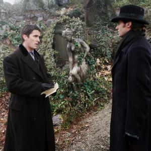 Still of Christian Bale and Hugh Jackman in Prestizas 2006