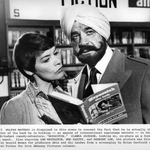 Still of Walter Matthau and Glenda Jackson in Hopscotch (1980)