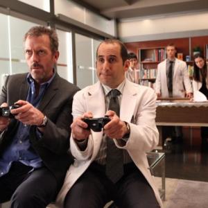 Still of Peter Jacobson and Hugh Laurie in Hausas 2004
