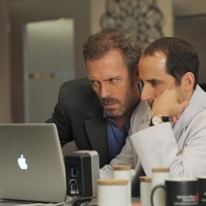 Still of Peter Jacobson and Hugh Laurie in Hausas 2004