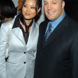 Kevin James and Steffiana De La Cruz at event of Hitch 2005