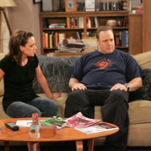 Still of Kevin James and Leah Remini in The King of Queens (1998)