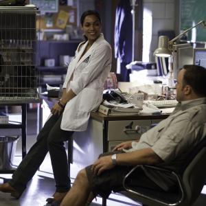 Still of Rosario Dawson and Kevin James in Zoologijos sodo priziuretojas 2011