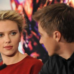 Scarlett Johansson and Jeremy Renner at event of Kersytojai 2012