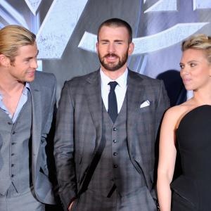 Chris Evans, Scarlett Johansson and Chris Hemsworth at event of Kersytojai (2012)