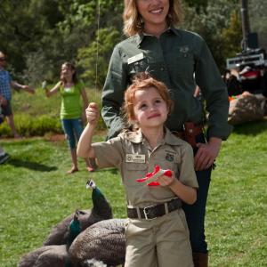 Still of Scarlett Johansson and Maggie Elizabeth Jones in Mes nusipirkom zoologijos soda 2011