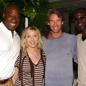 Michael Bay, Michael Clarke Duncan, Djimon Hounsou and Scarlett Johansson at event of Sala (2005)